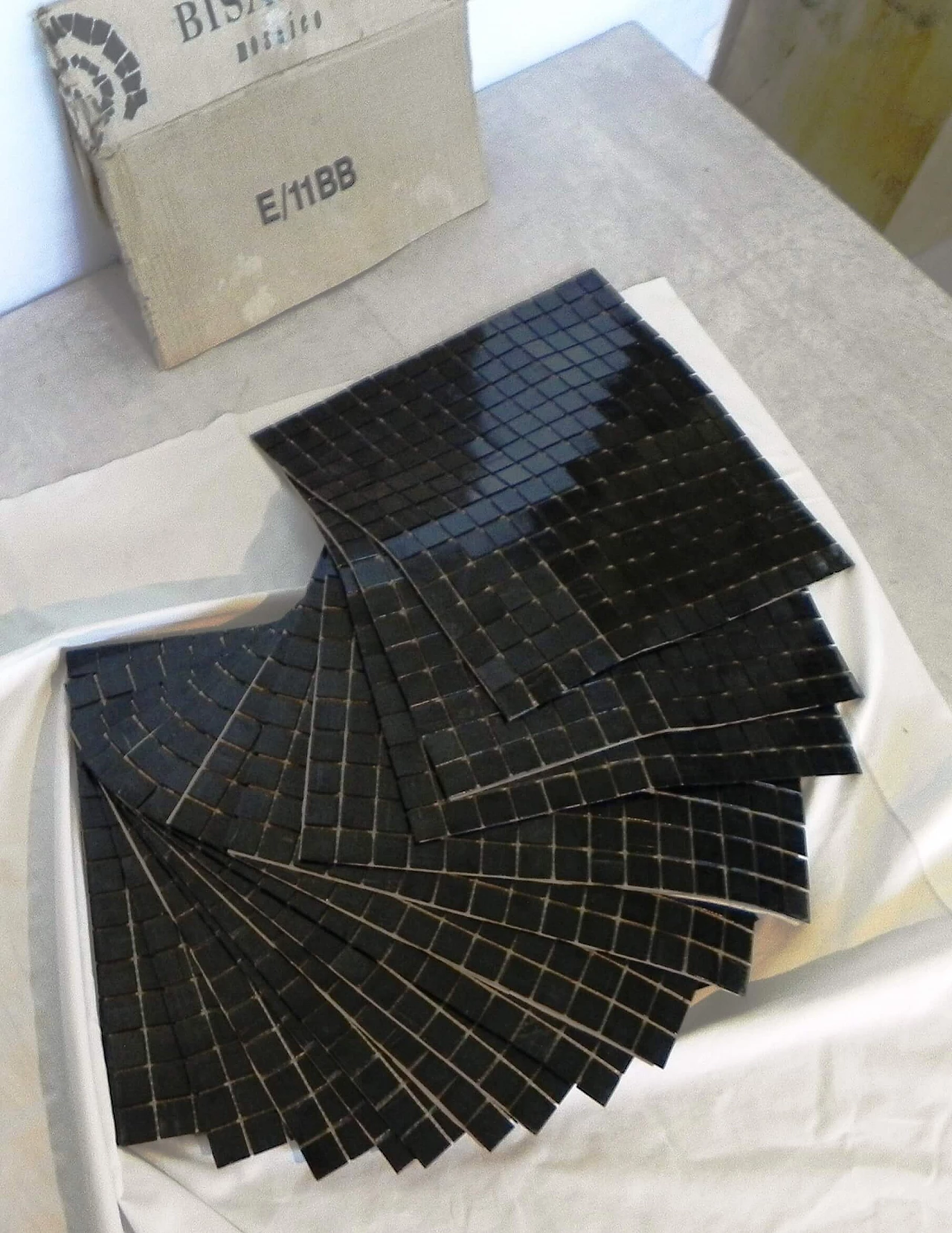 16 Fogli di mosaico nero di Bisazza, anni '90 3