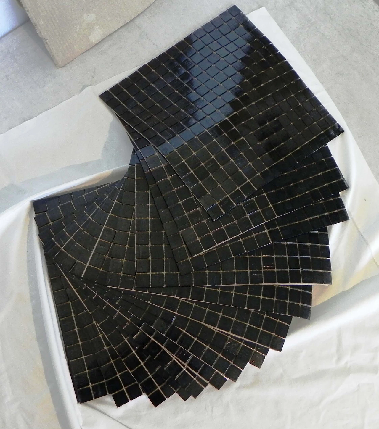 16 Fogli di mosaico nero di Bisazza, anni '90 4
