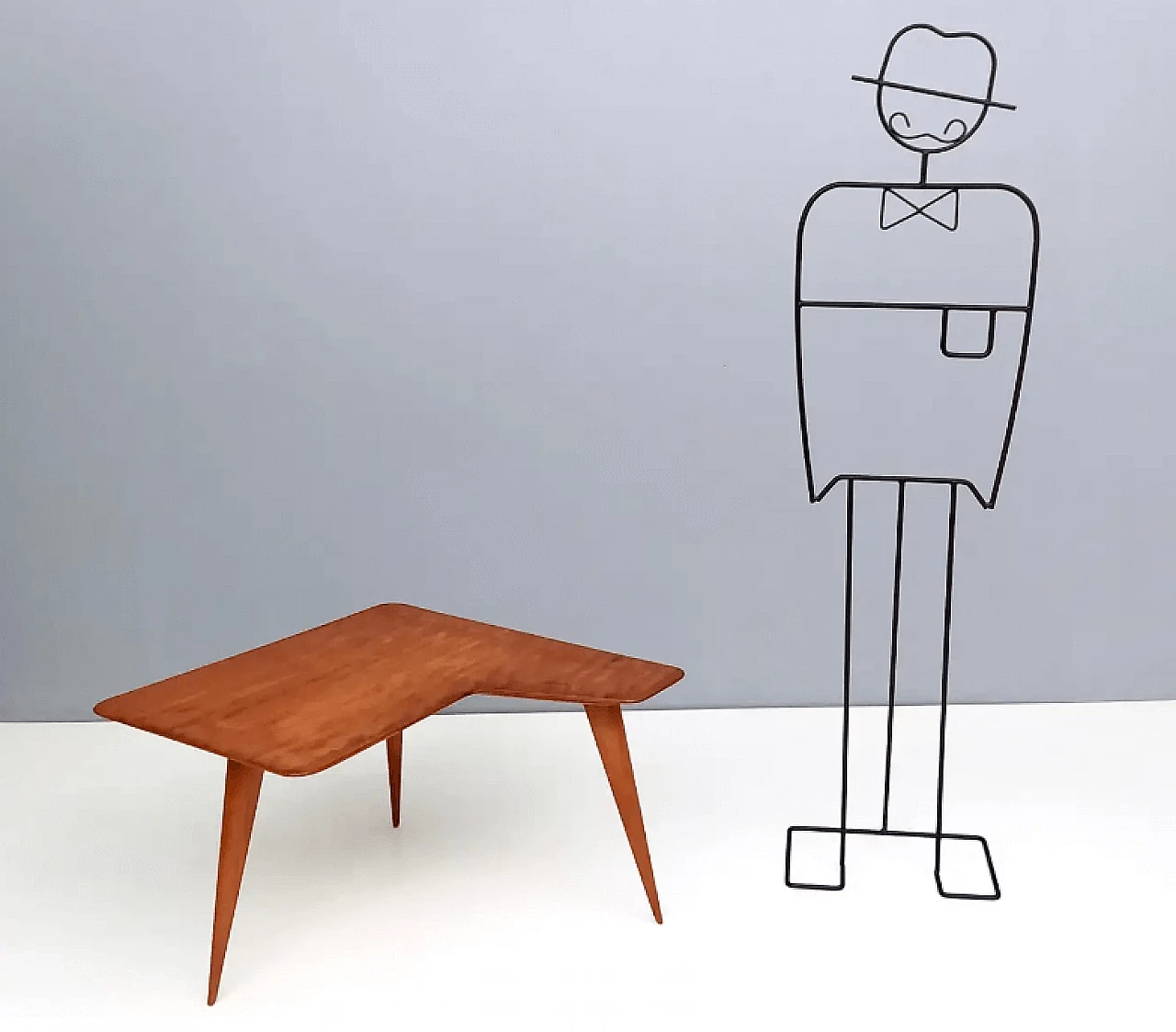 Tavolino in legno impiallacciato di forma irregolare attribuibile a Gio Ponti, anni '50 2