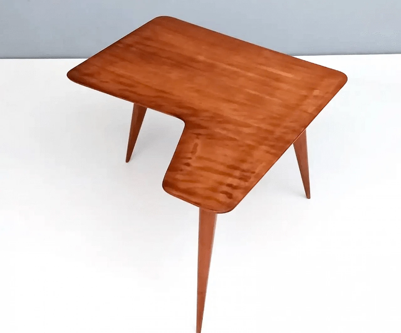 Tavolino in legno impiallacciato di forma irregolare attribuibile a Gio Ponti, anni '50 6