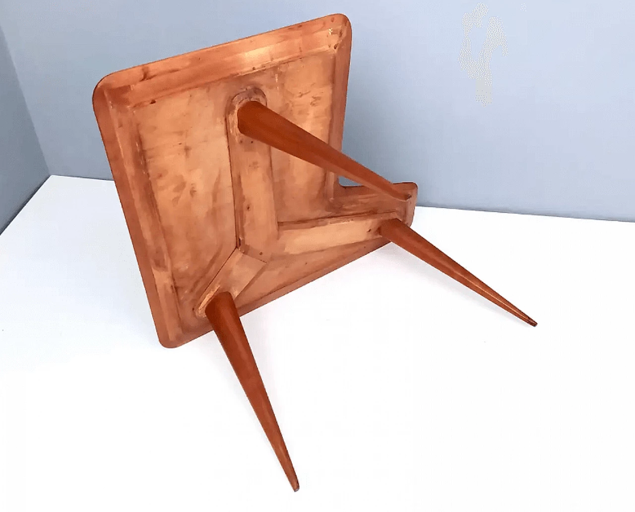 Tavolino in legno impiallacciato di forma irregolare attribuibile a Gio Ponti, anni '50 8