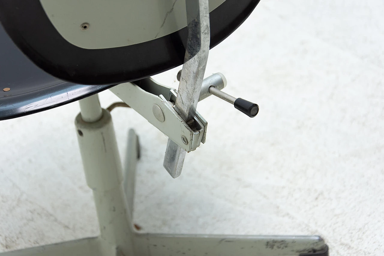 Sedia girevole in plastica e ferro di Kovona, anni '50 8