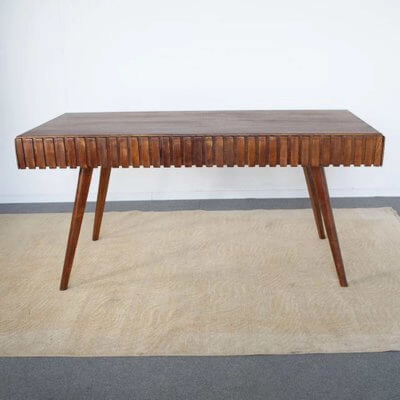 Tavolo in legno intarsiato e lavorato attribuito a Paolo Buffa, anni '50 1