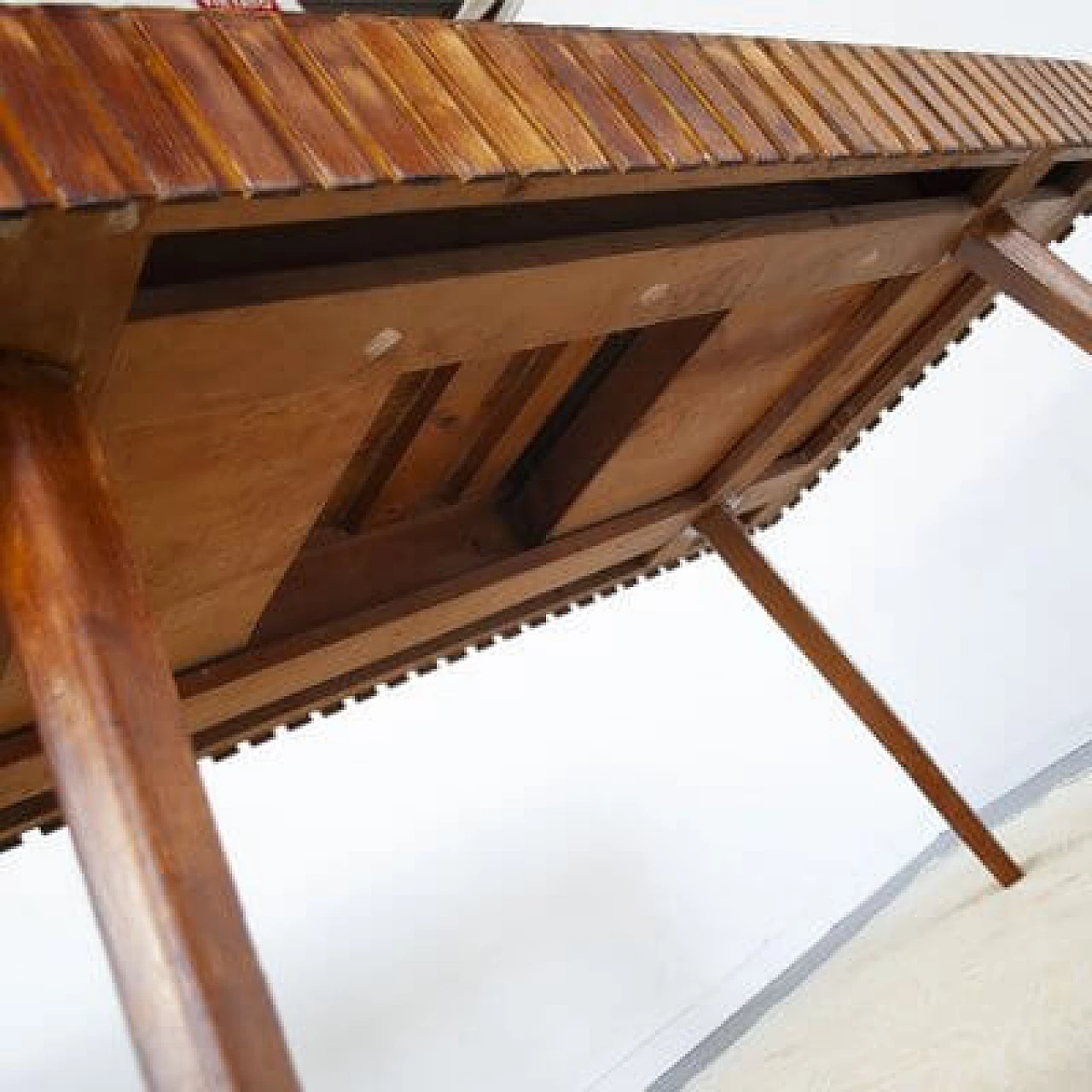 Tavolo in legno intarsiato e lavorato attribuito a Paolo Buffa, anni '50 3