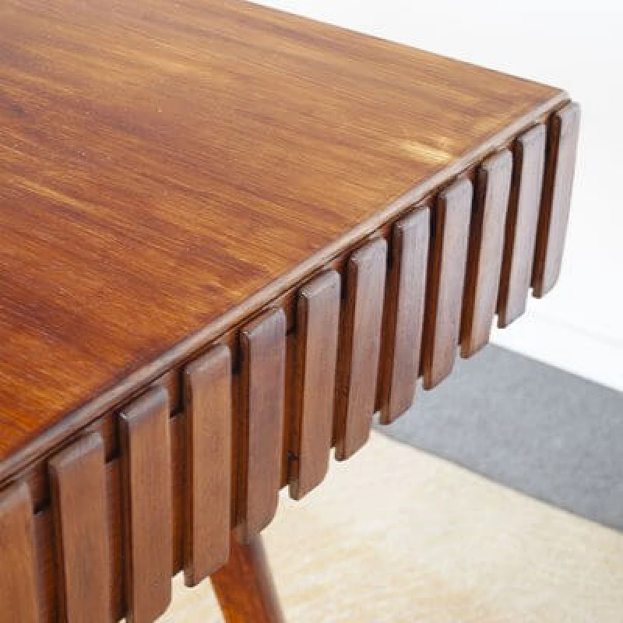 Tavolo in legno intarsiato e lavorato attribuito a Paolo Buffa, anni '50 5