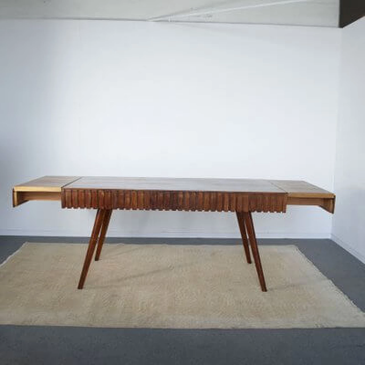Tavolo in legno intarsiato e lavorato attribuito a Paolo Buffa, anni '50 8
