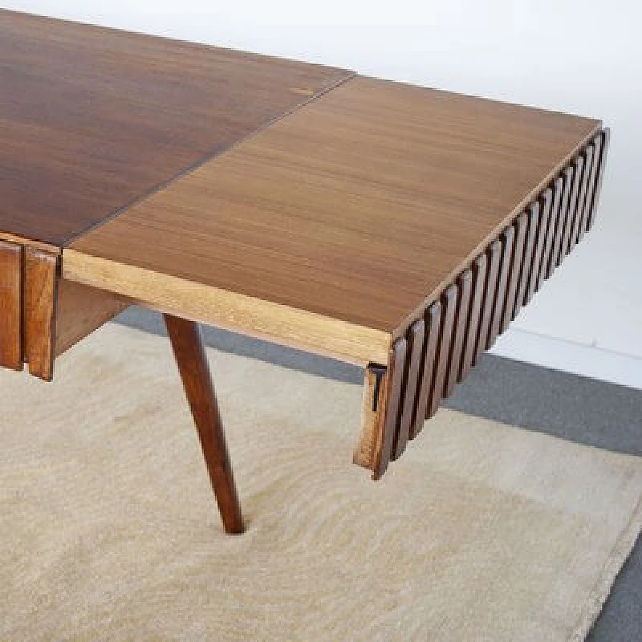 Tavolo in legno intarsiato e lavorato attribuito a Paolo Buffa, anni '50 9