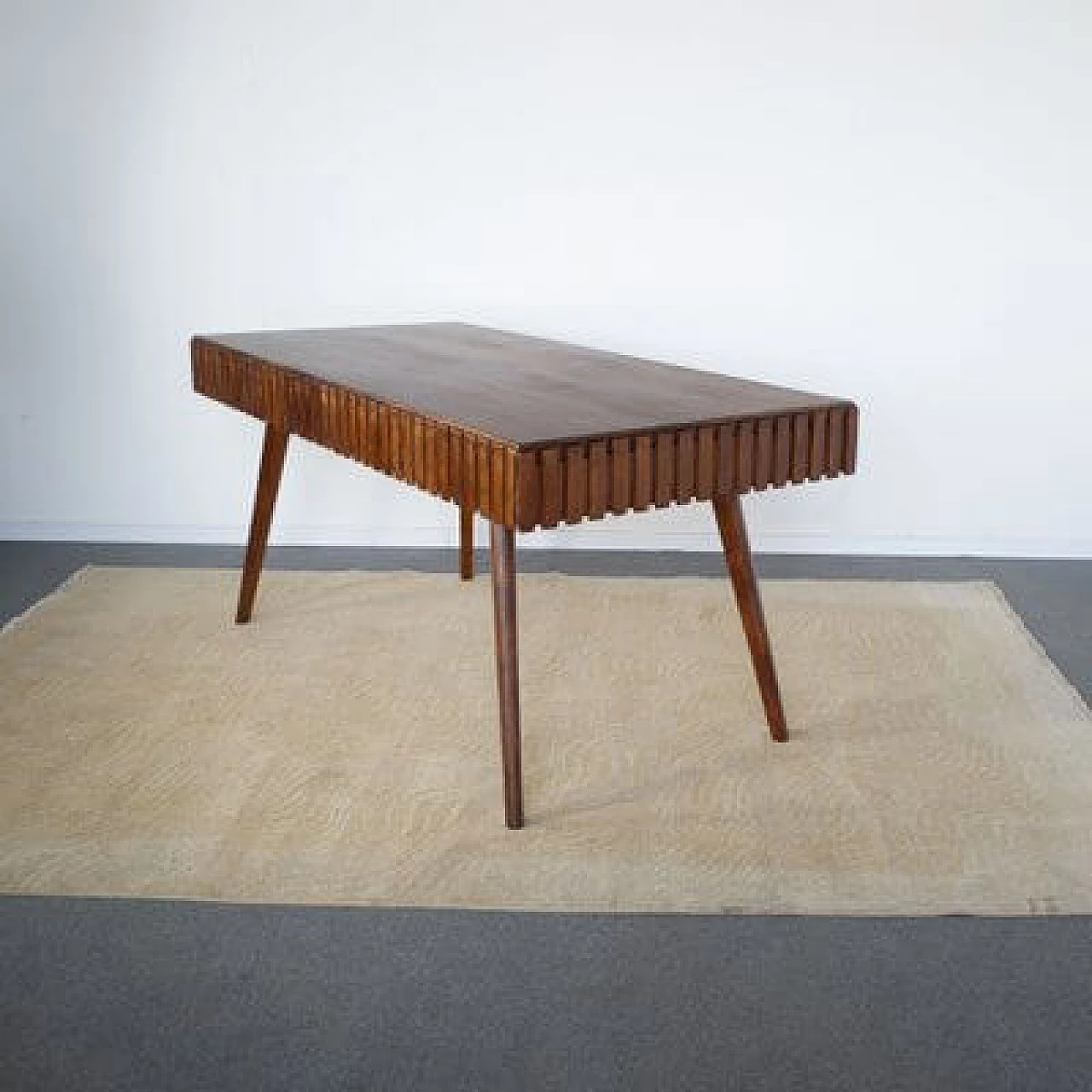 Tavolo in legno intarsiato e lavorato attribuito a Paolo Buffa, anni '50 10