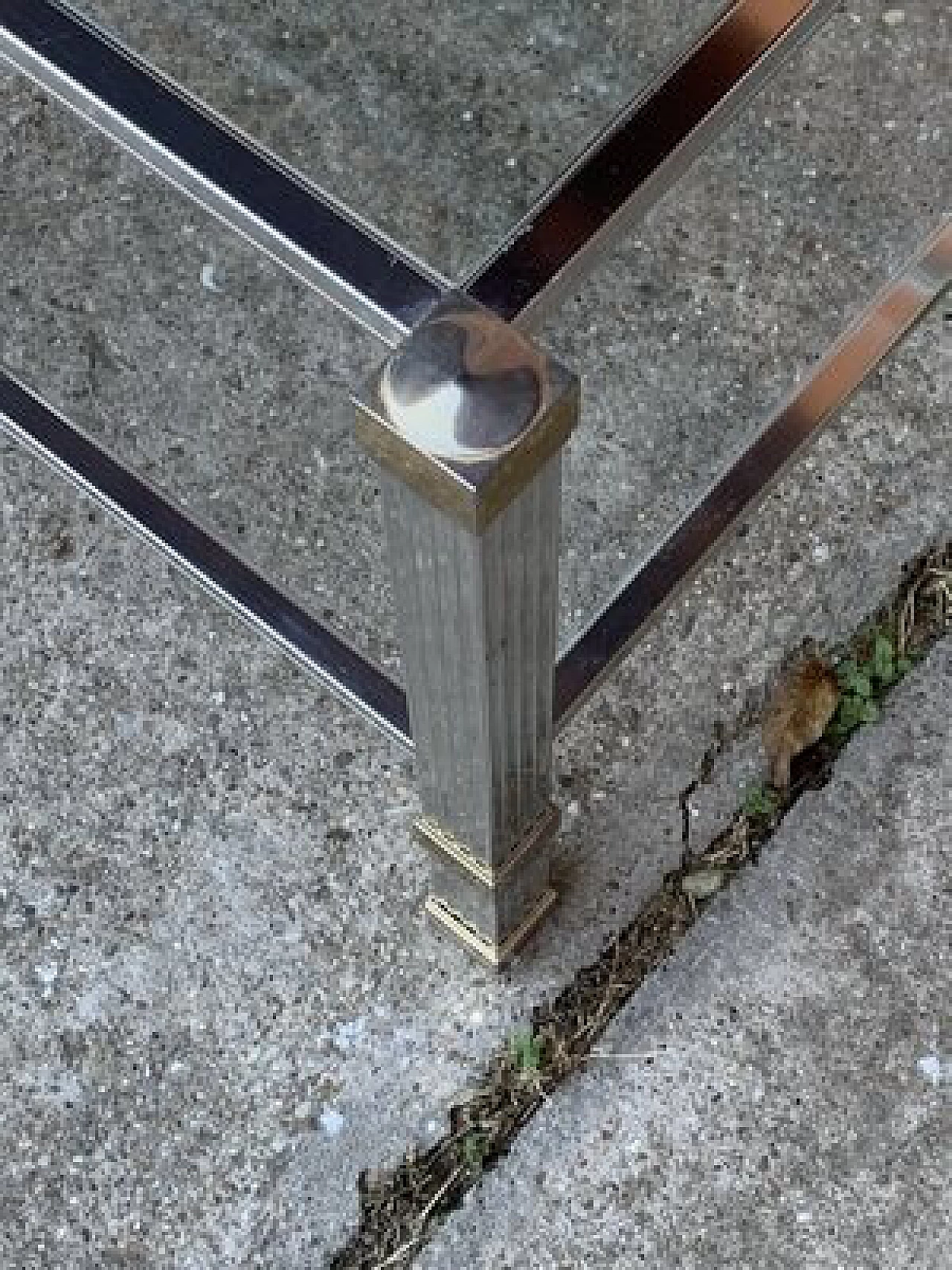 Tavolino in ottone, metallo cromato e vetro di Pierre Vandel, anni '70 7