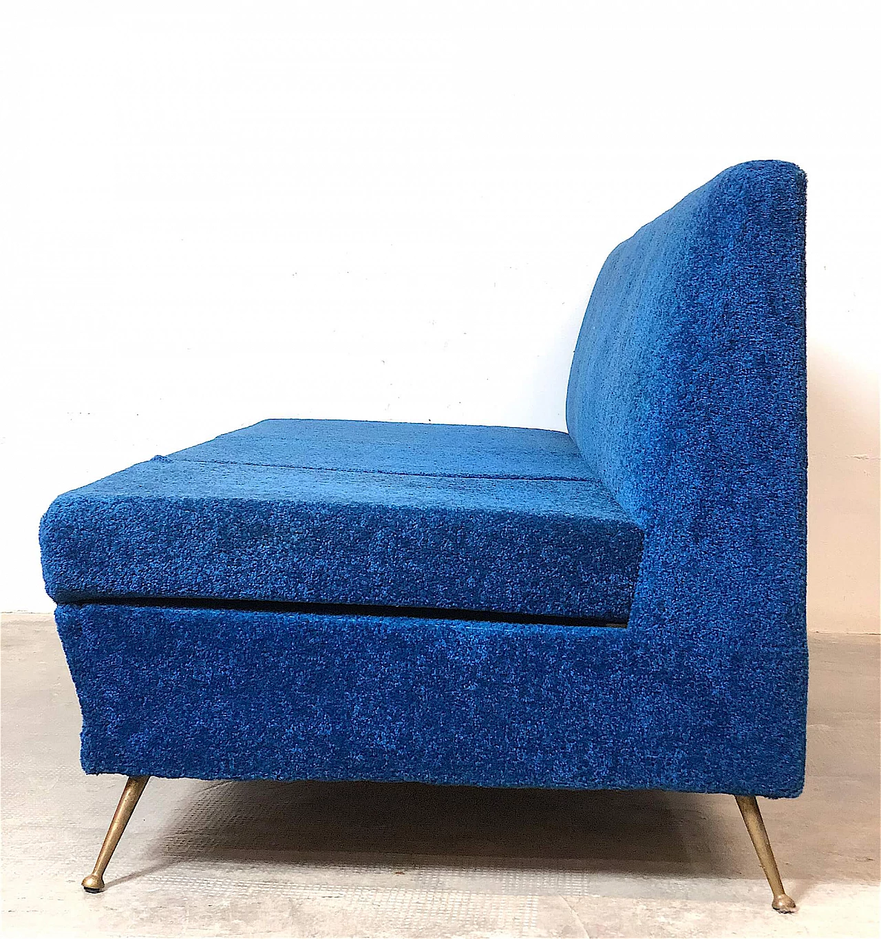 Three-seater sofa in blue fabric and brass feet, 1960s 4