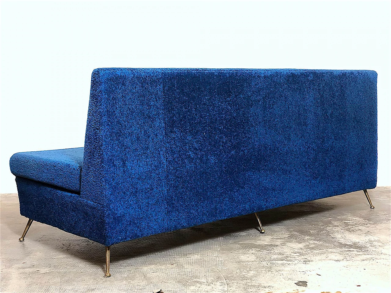 Three-seater sofa in blue fabric and brass feet, 1960s 5