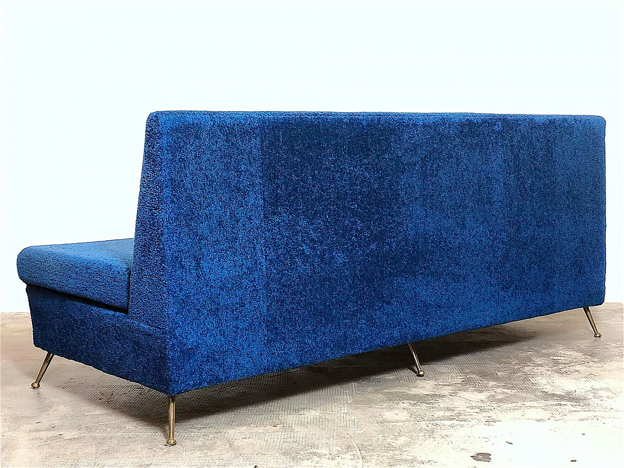 Three-seater sofa in blue fabric and brass feet, 1960s 7