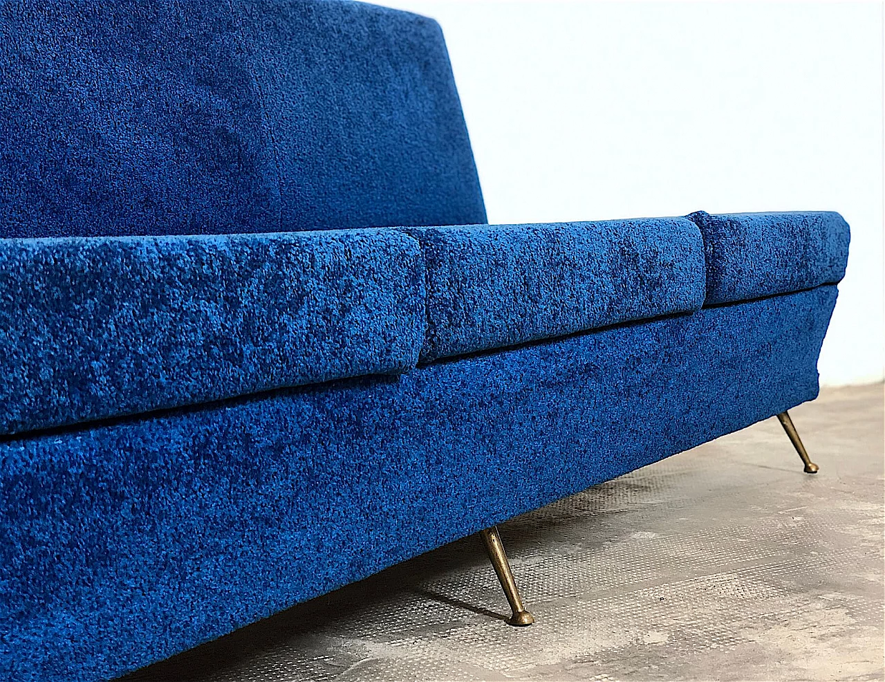 Three-seater sofa in blue fabric and brass feet, 1960s 15