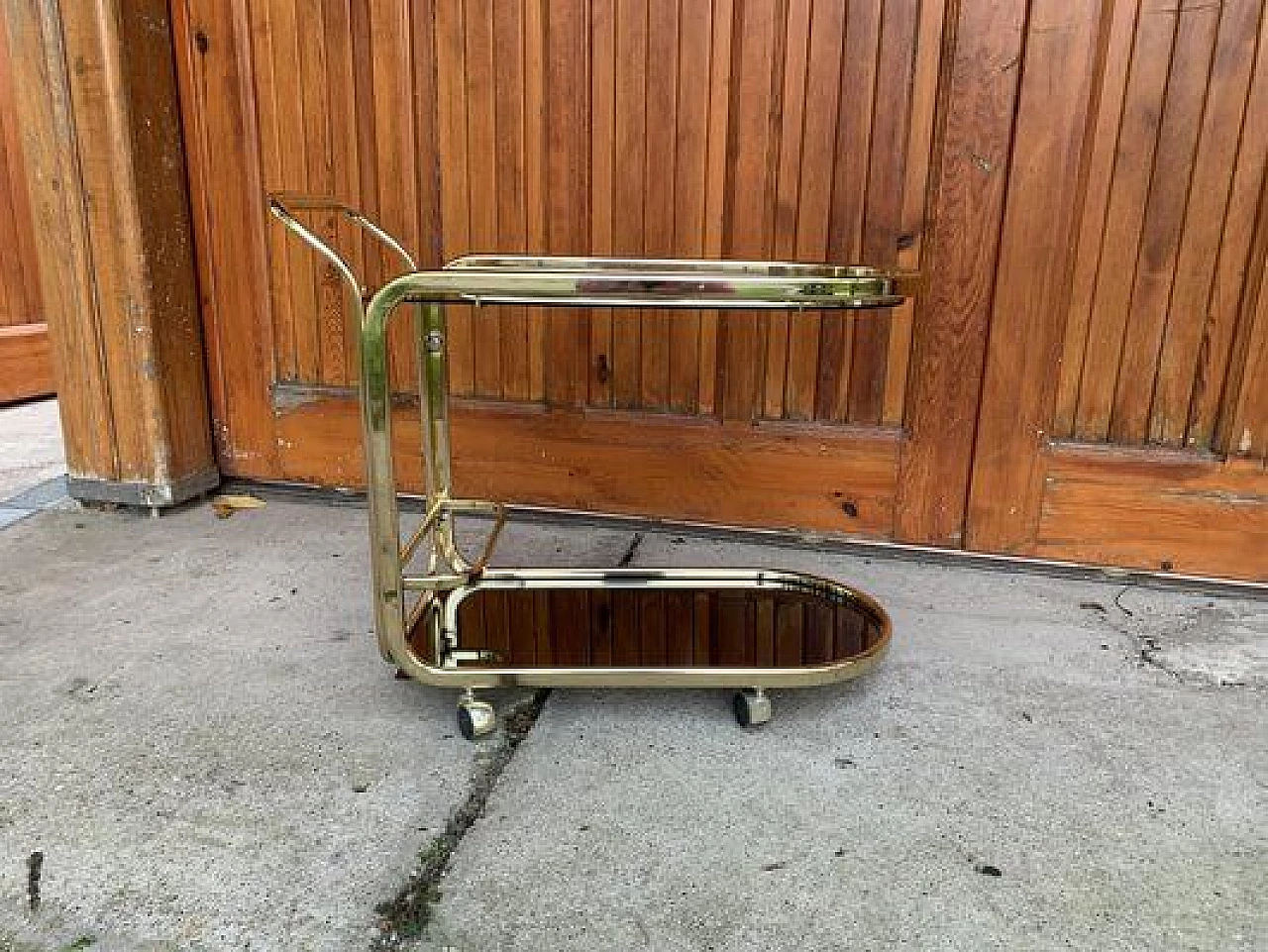 Carrello in ottone con ripiani in vetro, anni '60 4