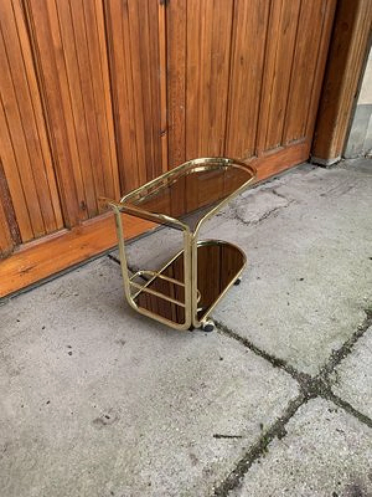 Carrello in ottone con ripiani in vetro, anni '60 6