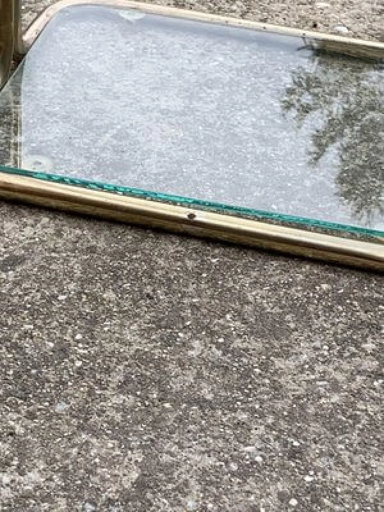 Tavolino a tre ripiani in ottone e vetro, anni '70 3