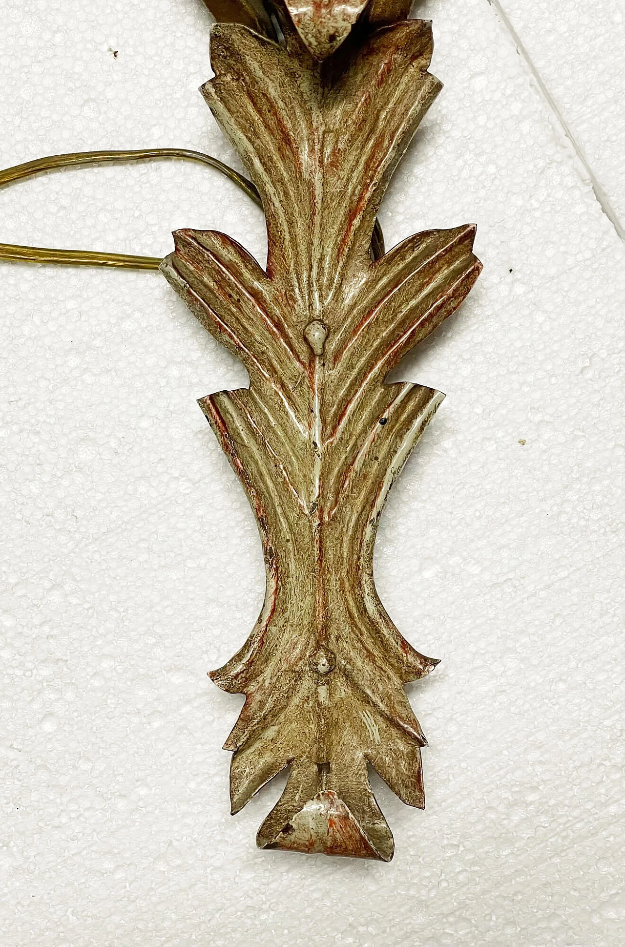Coppia di applique in legno dorato e lamiera verniciata, anni '30 15