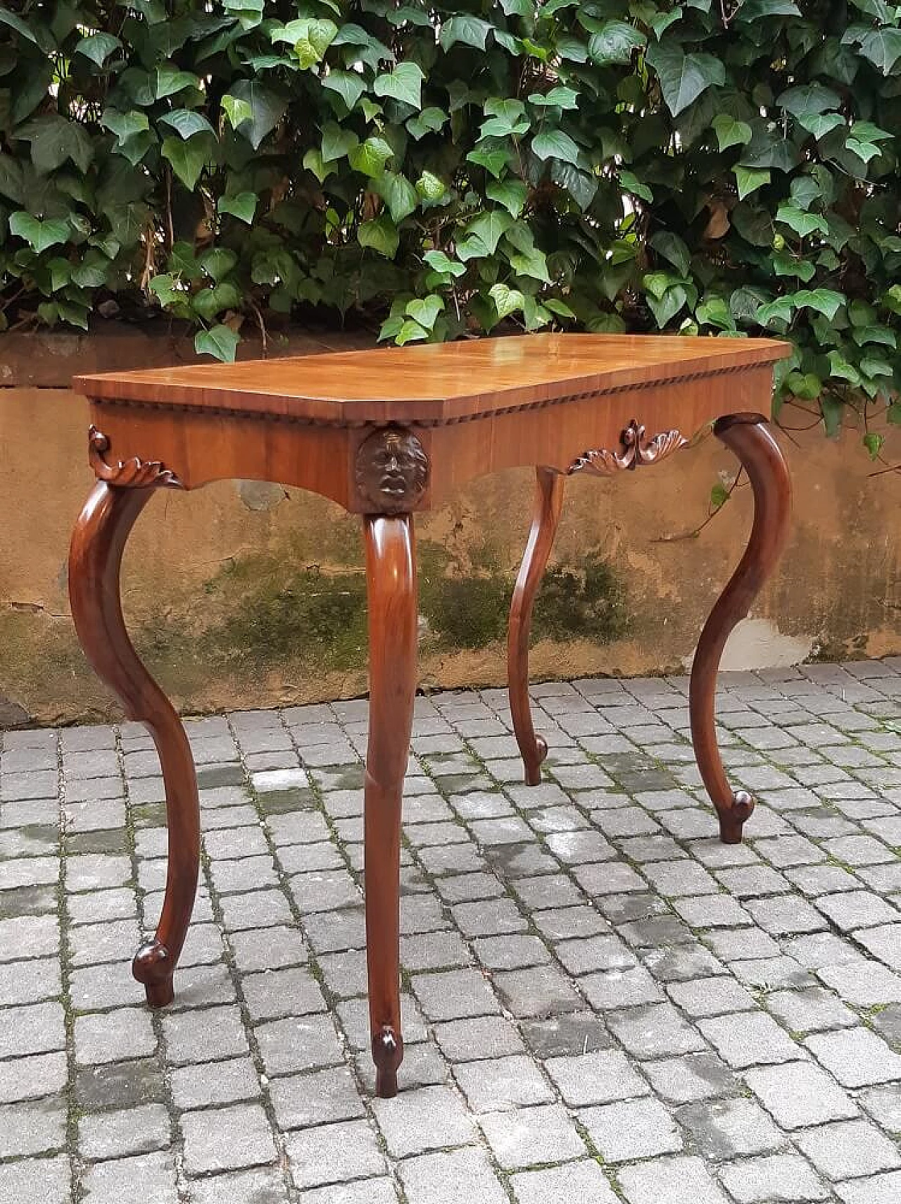 Walnut console with carvings from the Marches, 19th century 4