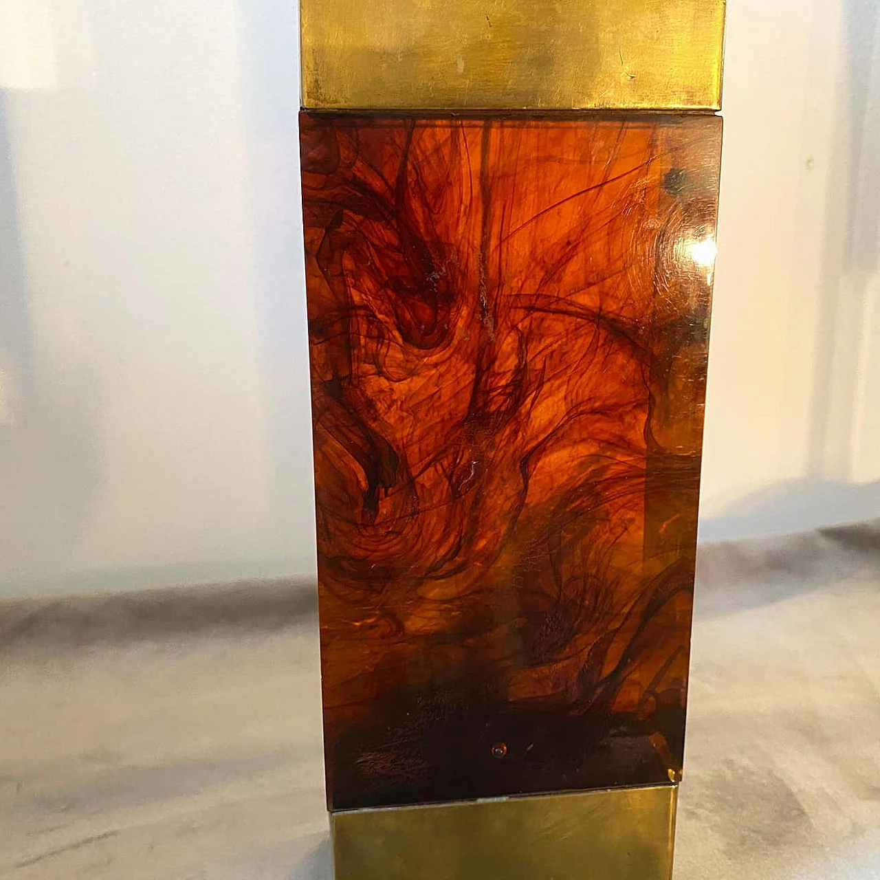 Lampada da tavolo in ottone e lucite nello stile di Gabriella Crespi, anni '80 3