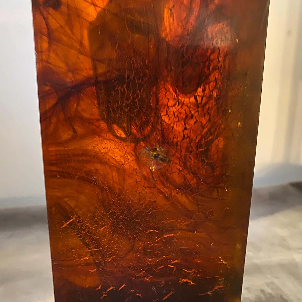 Lampada da tavolo in ottone e lucite nello stile di Gabriella Crespi, anni '80 5