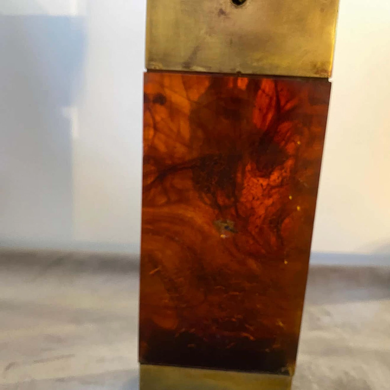 Lampada da tavolo in ottone e lucite nello stile di Gabriella Crespi, anni '80 9