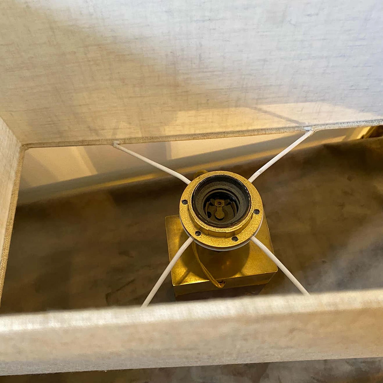 Lampada da tavolo in ottone e lucite nello stile di Gabriella Crespi, anni '80 10