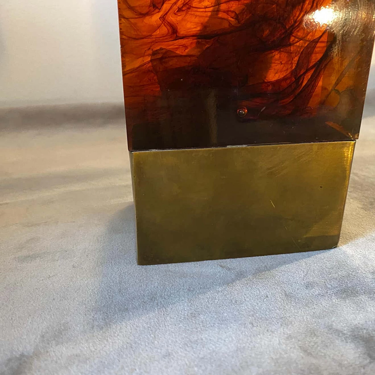 Lampada da tavolo in ottone e lucite nello stile di Gabriella Crespi, anni '80 12