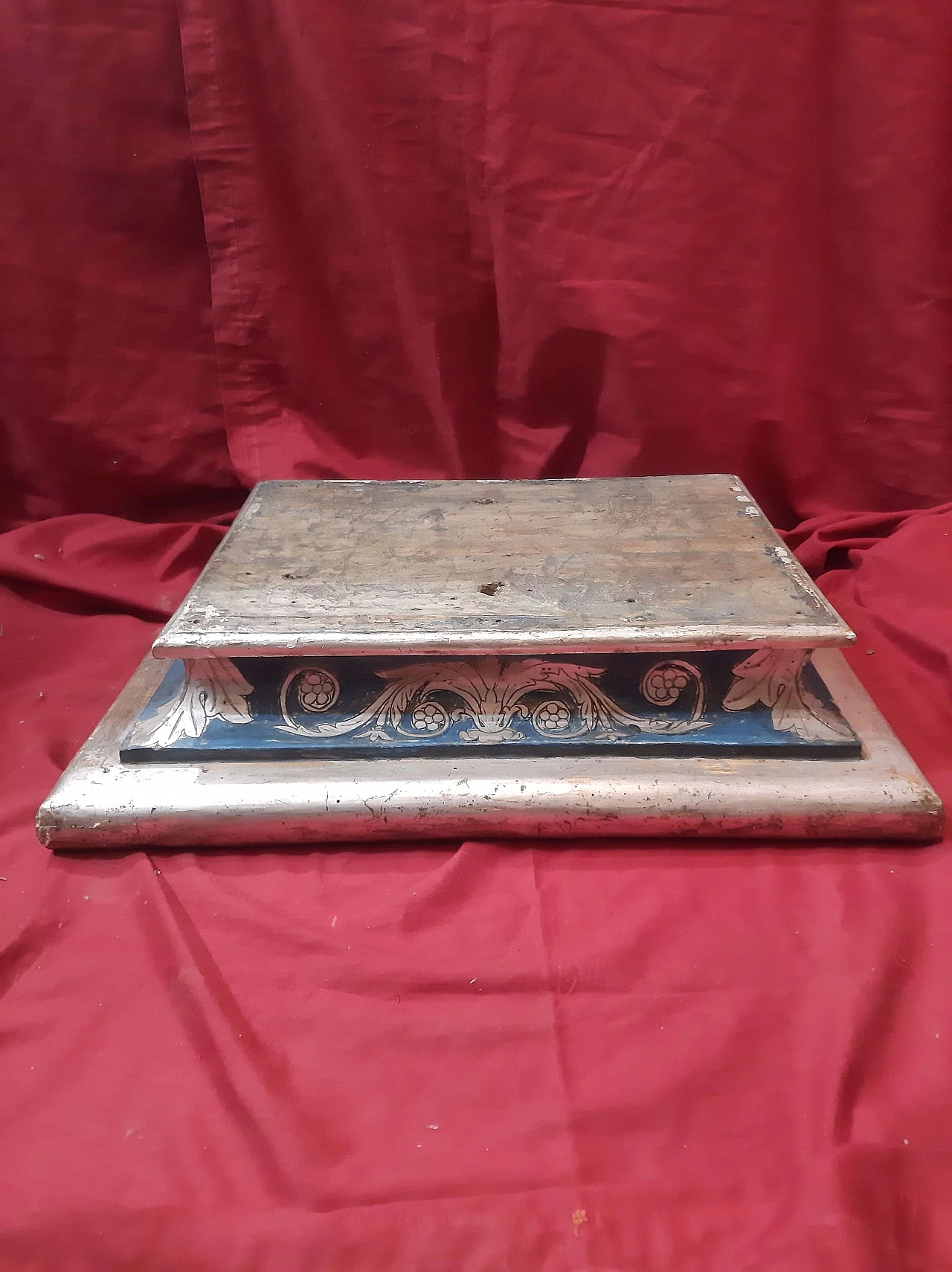 Blue painted poplar pedestal with mecca gilding, 18th century 1