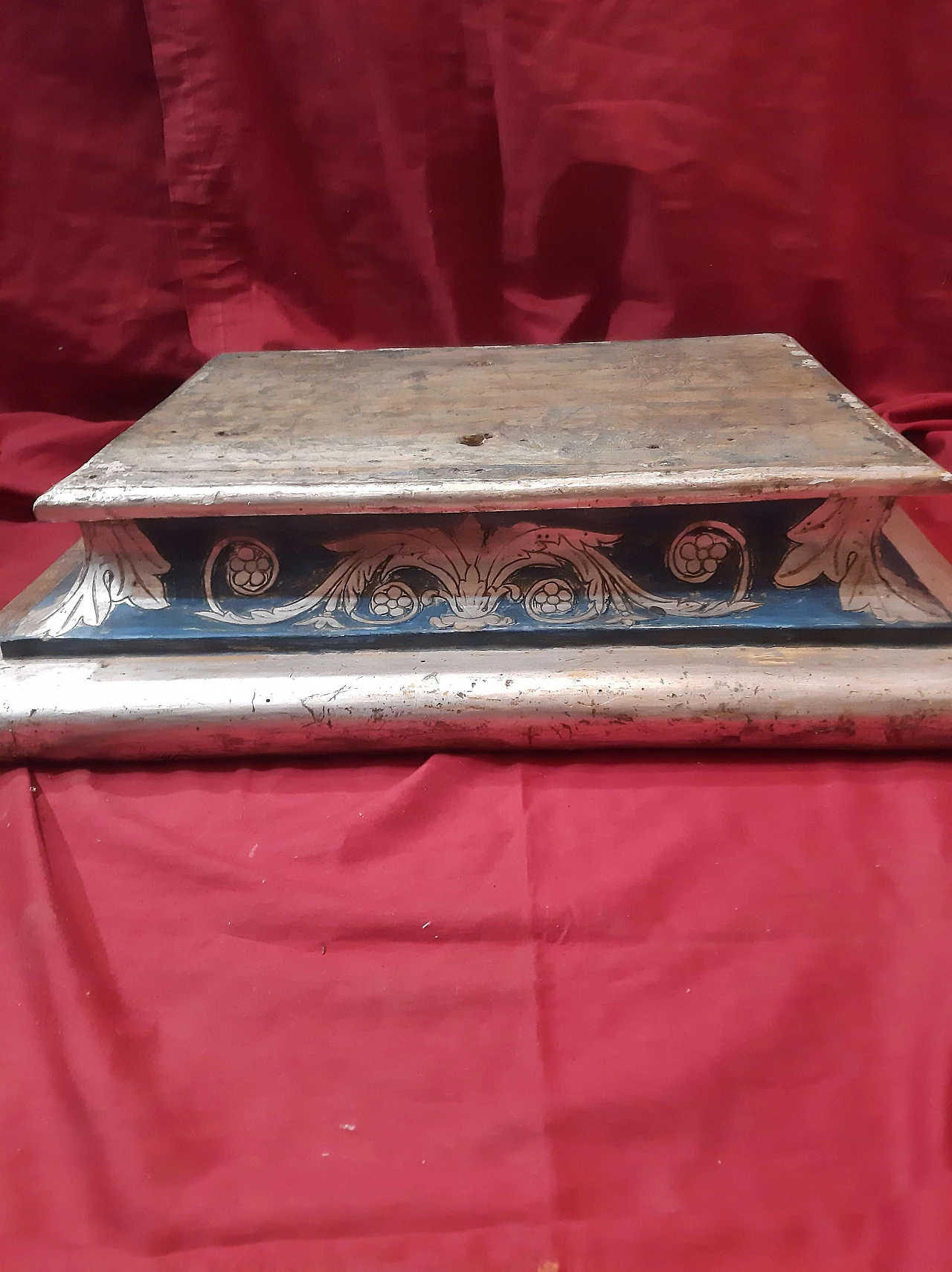 Blue painted poplar pedestal with mecca gilding, 18th century 2