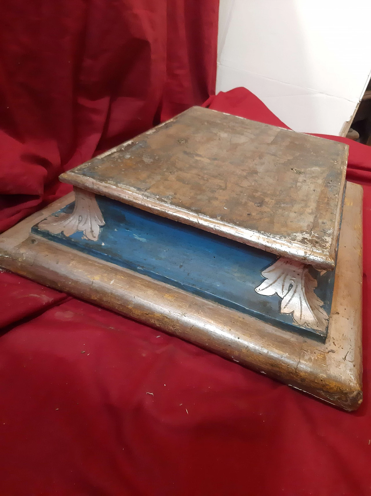 Blue painted poplar pedestal with mecca gilding, 18th century 4