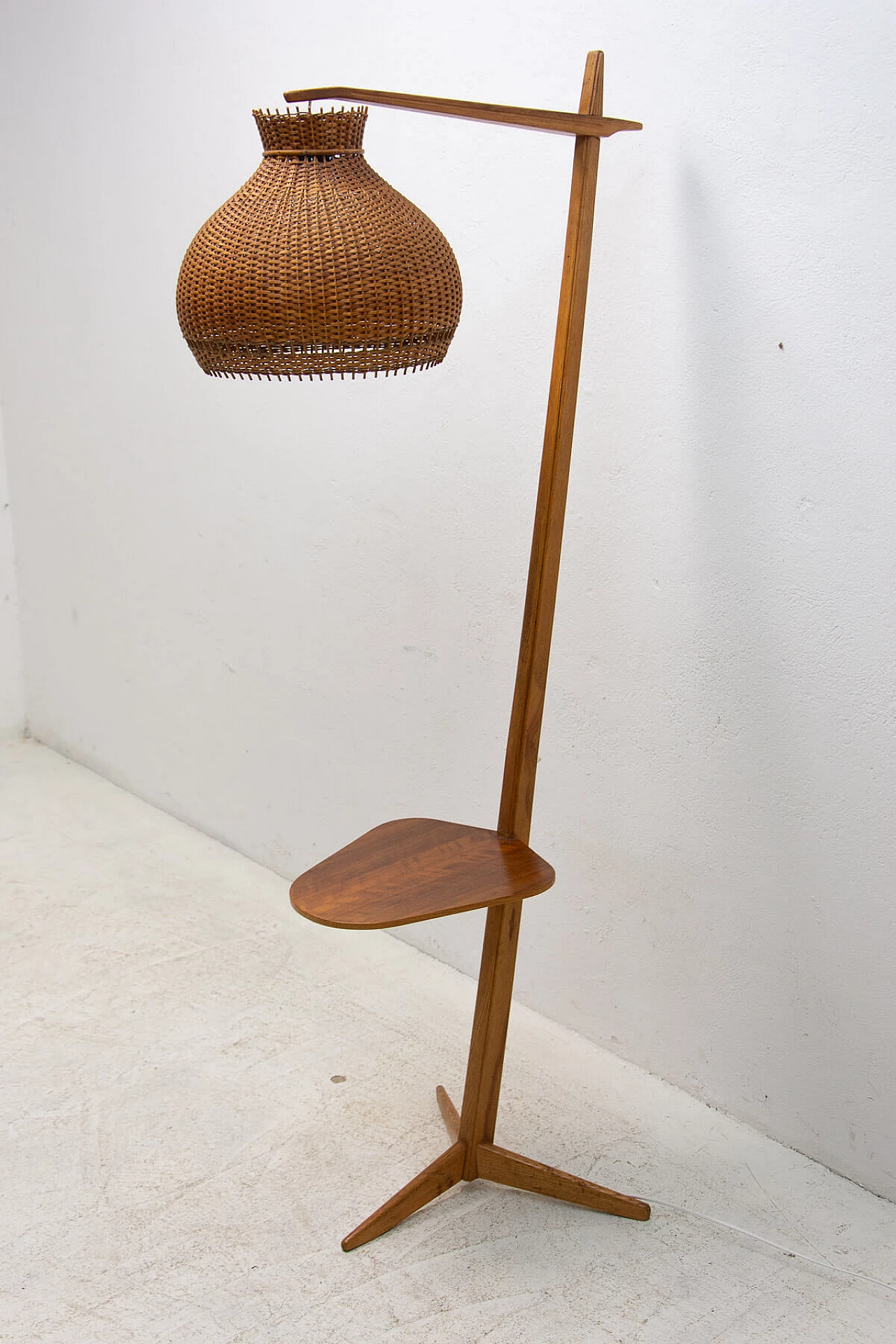 Lampada da terra in rovere e vimini di Krasna Jizba, anni '50 3