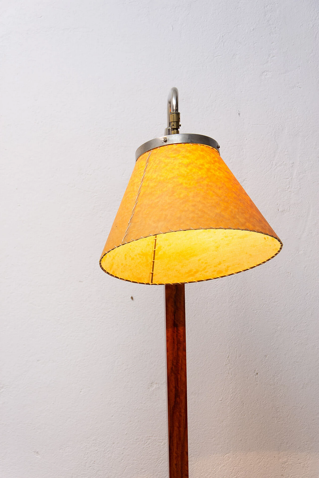 Lampada da terra con tavolino Art Déco in noce, anni '30 17