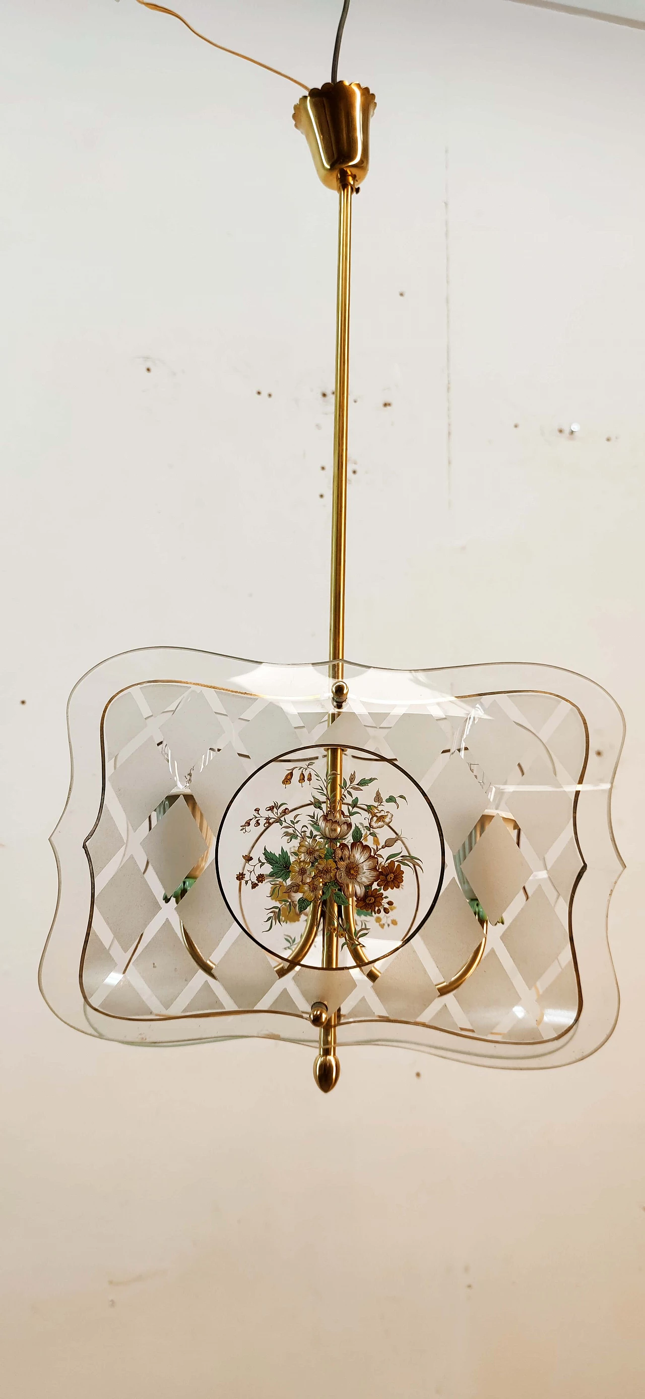 Lampada a sospensione in ottone e vetro decorato, anni '50 1