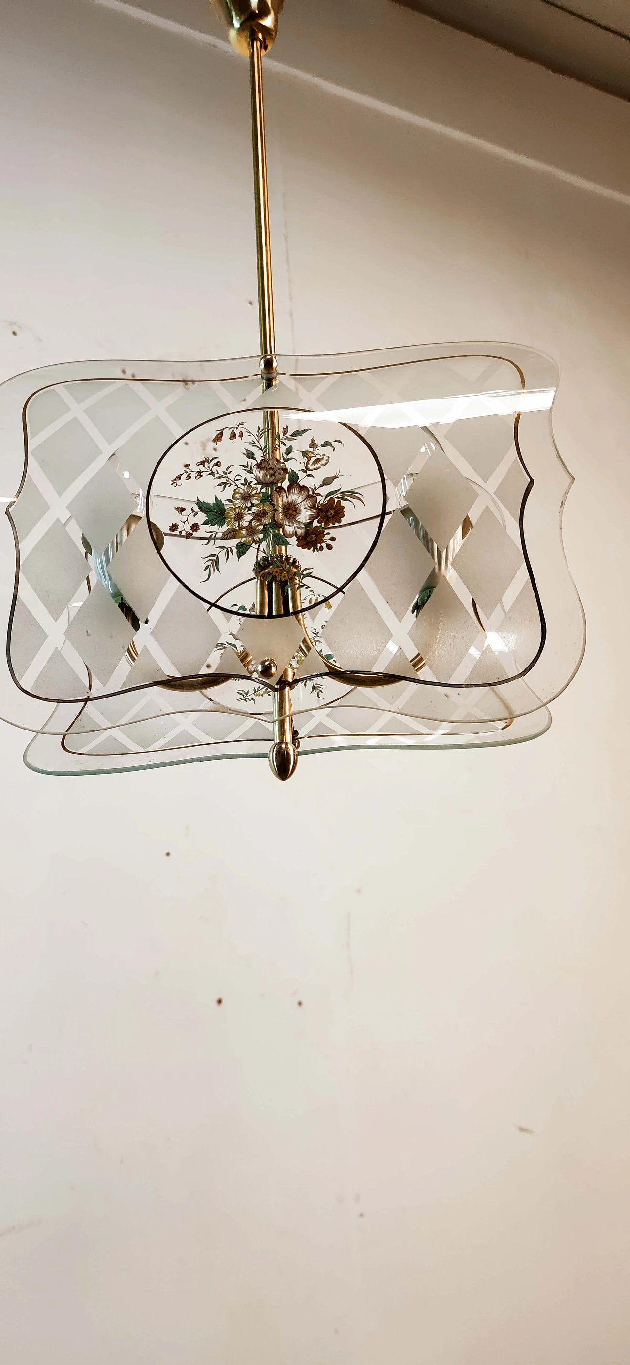 Lampada a sospensione in ottone e vetro decorato, anni '50 6