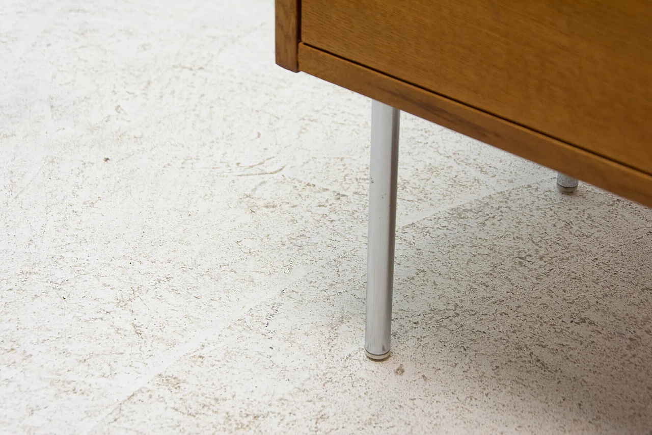 Coppia di comodini in faggio e metallo cromato, anni '60 13