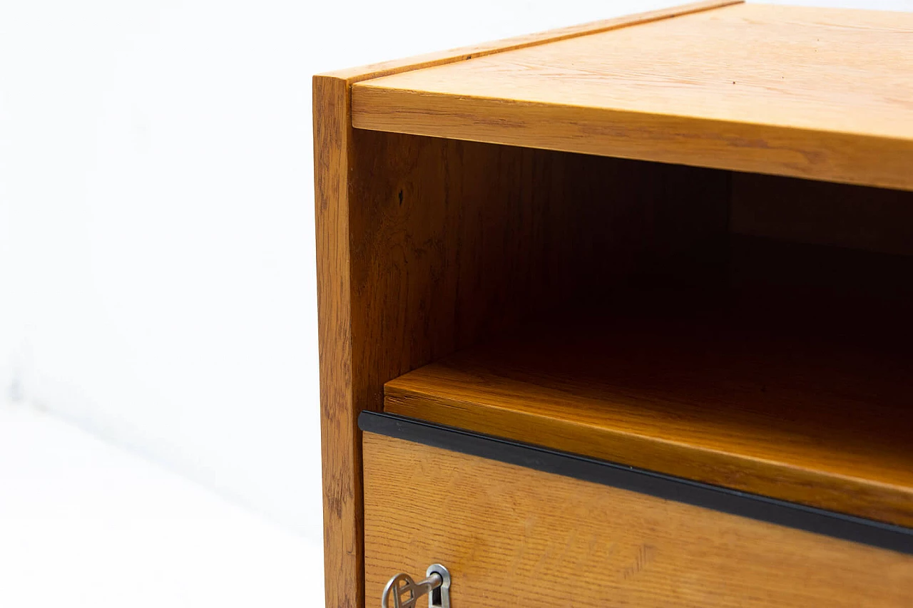 Coppia di comodini in faggio e metallo cromato, anni '60 14