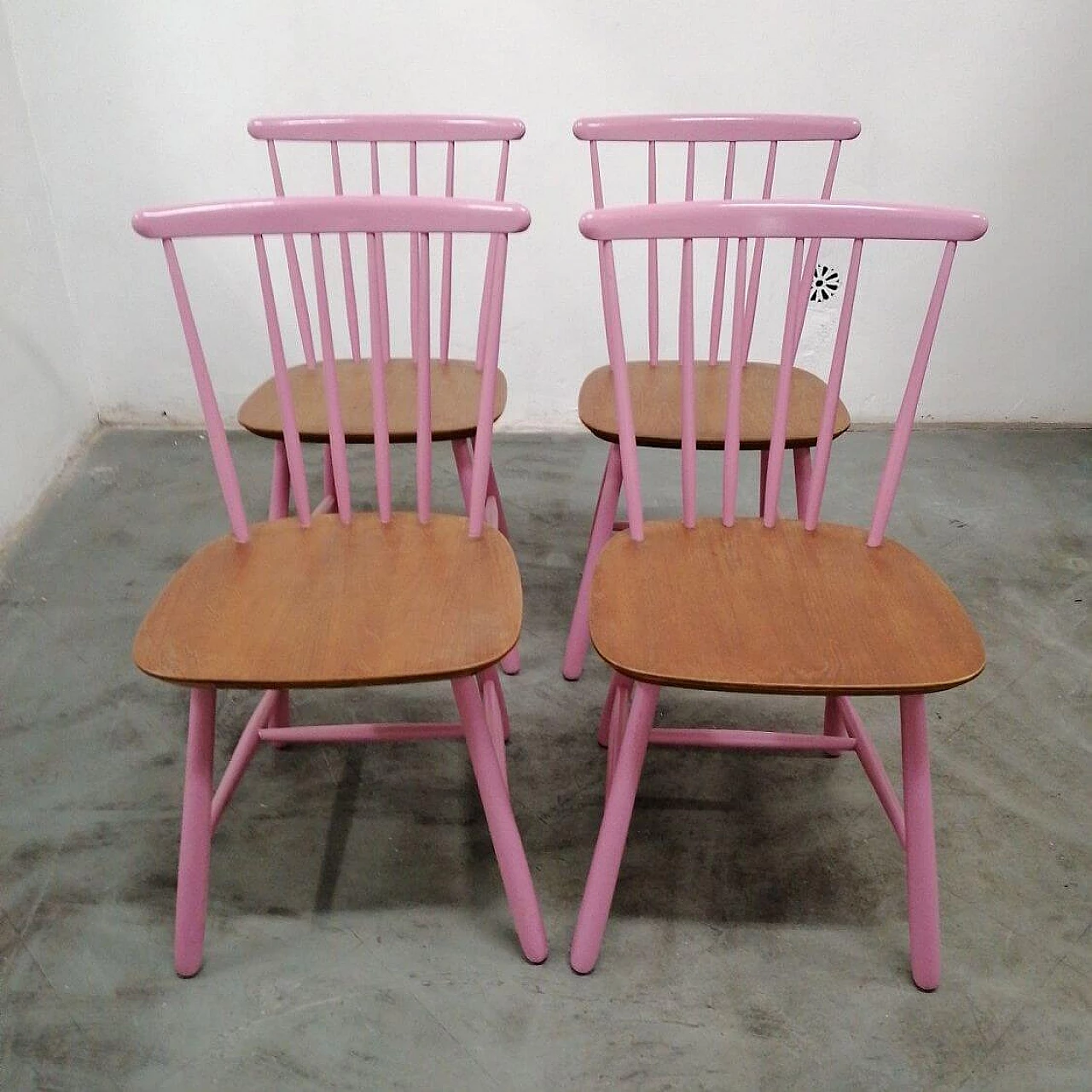 4 Danish chairs in teak and pink lacquer, 1950s 1