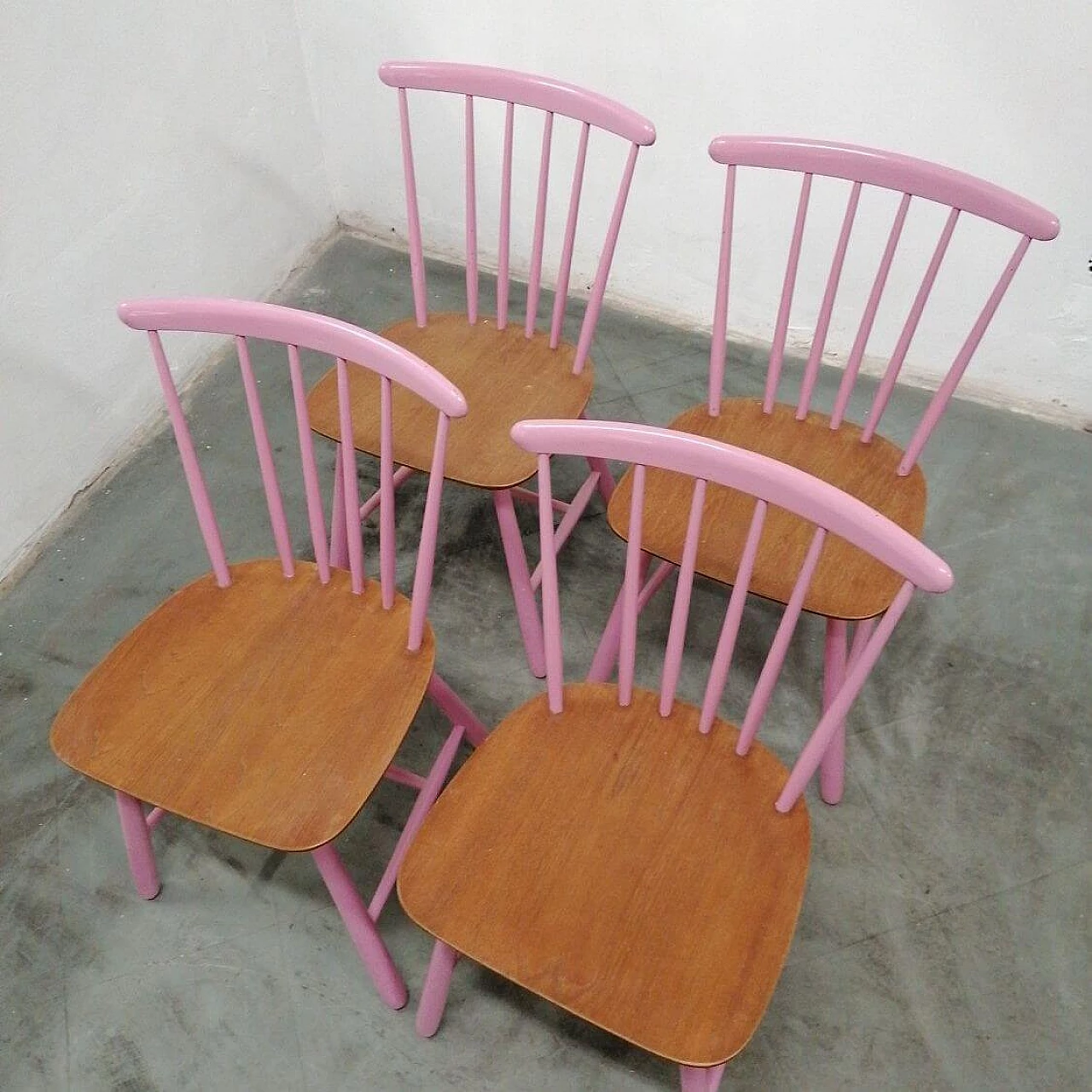 4 Danish chairs in teak and pink lacquer, 1950s 2