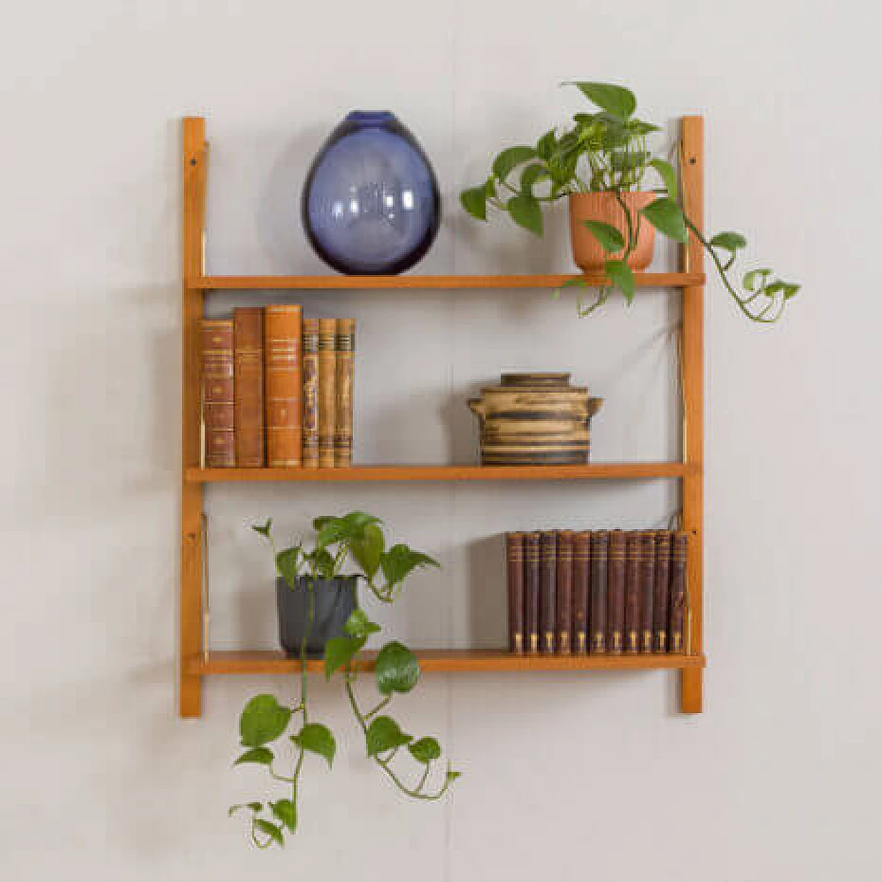 Oak hanging bookcase in the style of Poul Cadovius and Preben Sorensen, 1960s 1