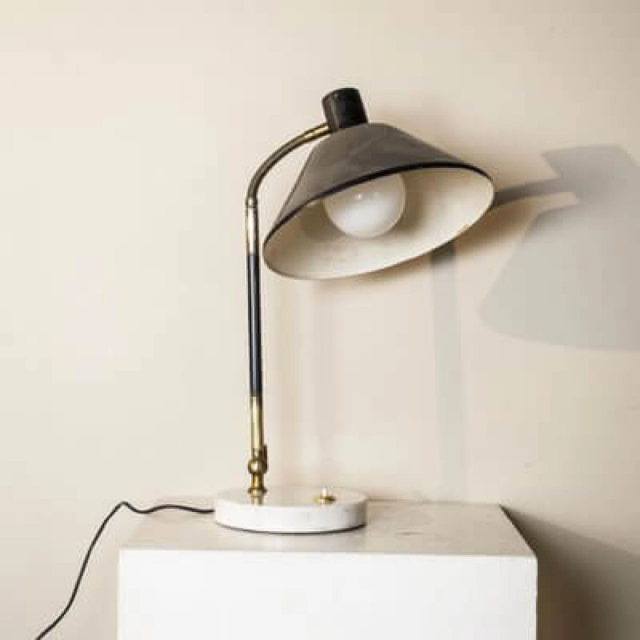 Lampada da tavolo in metallo con base in marmo di Stilux Milano, anni '50 1