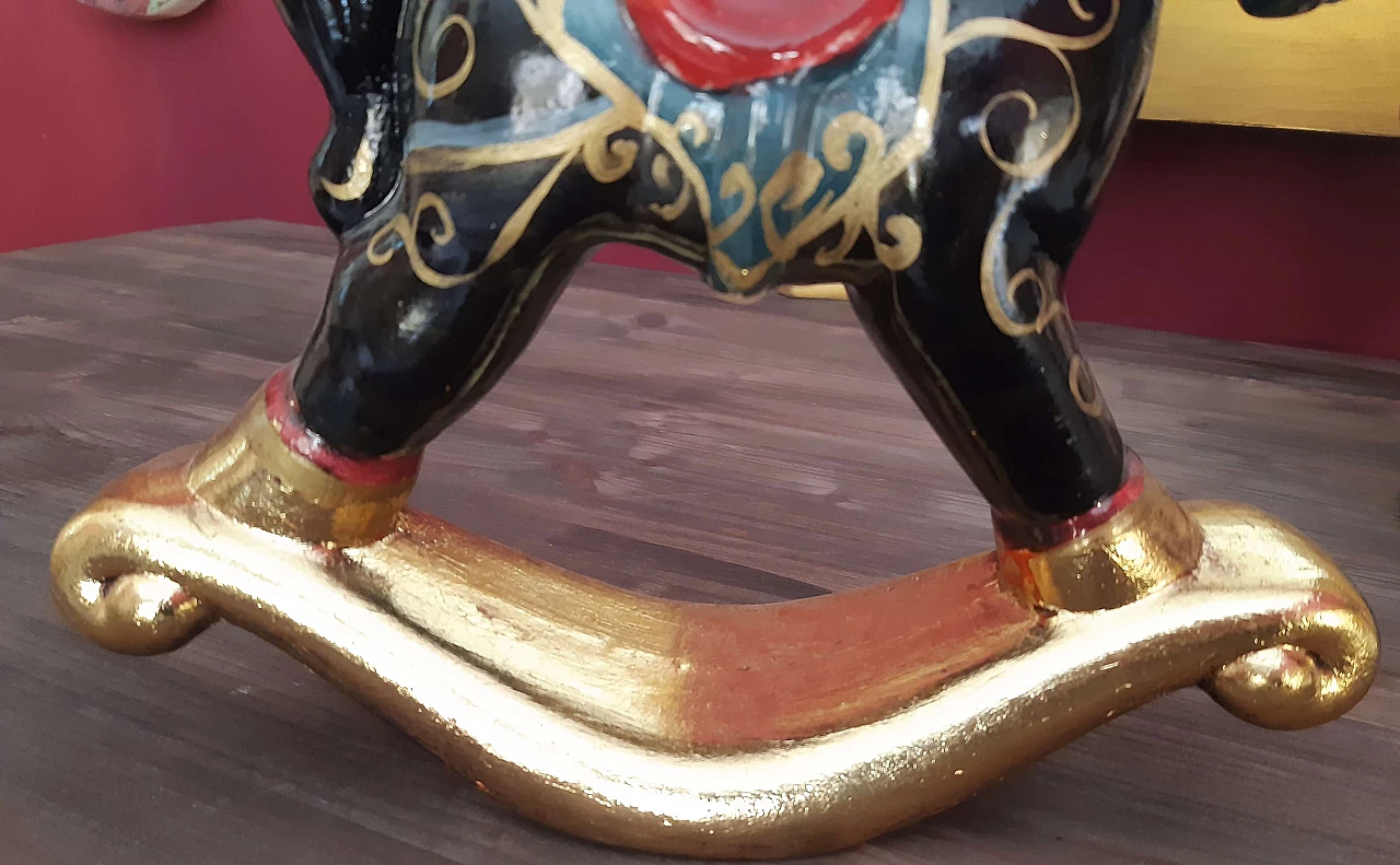 Cavallo a dondolo in terracotta dipinta e dorata, anni '90 2