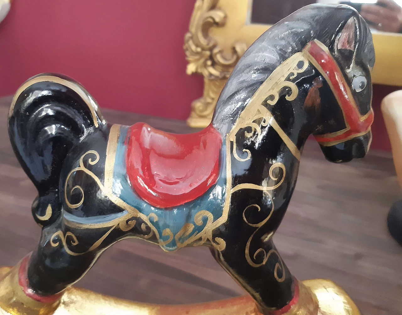 Cavallo a dondolo in terracotta dipinta e dorata, anni '90 3