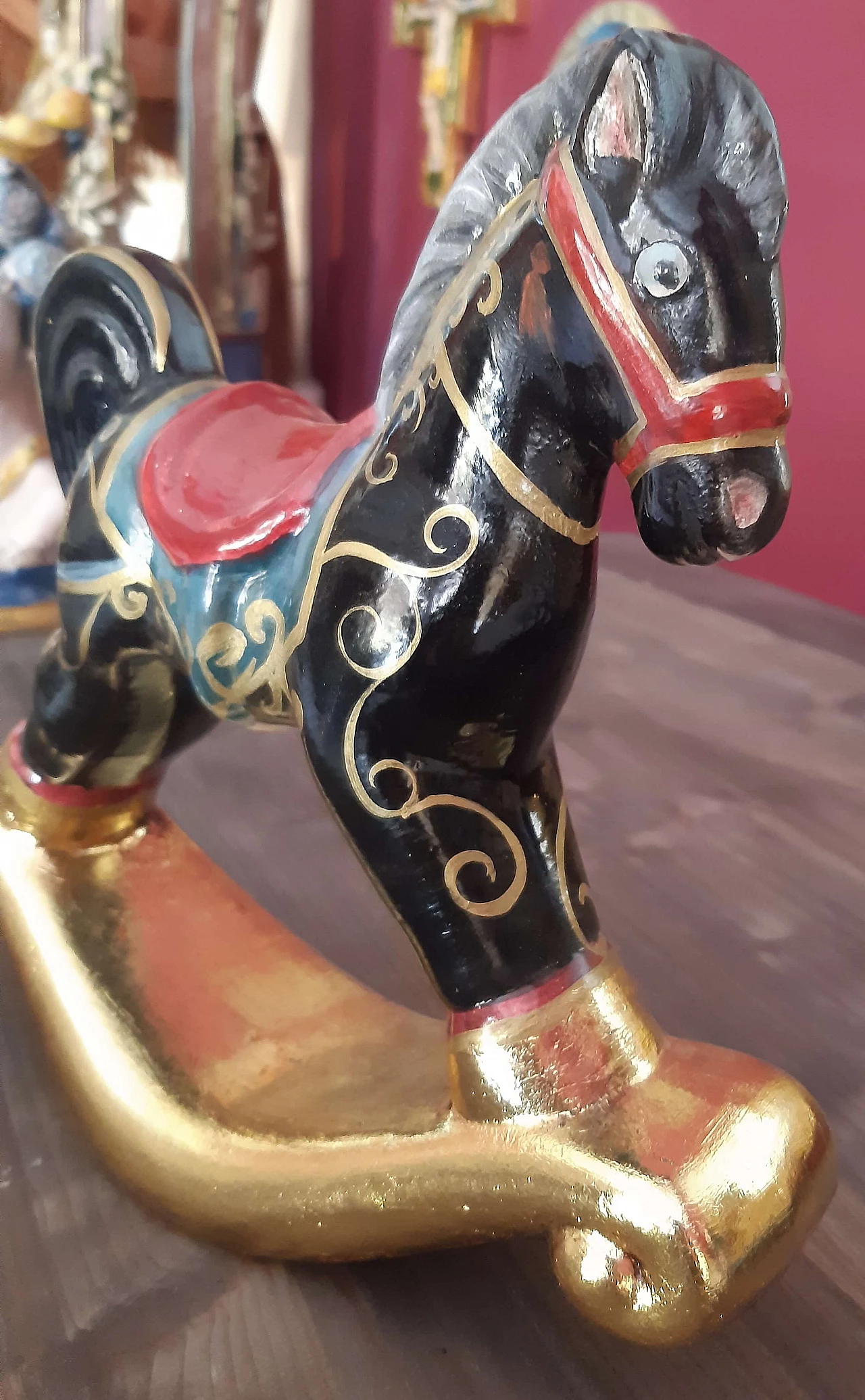 Cavallo a dondolo in terracotta dipinta e dorata, anni '90 4