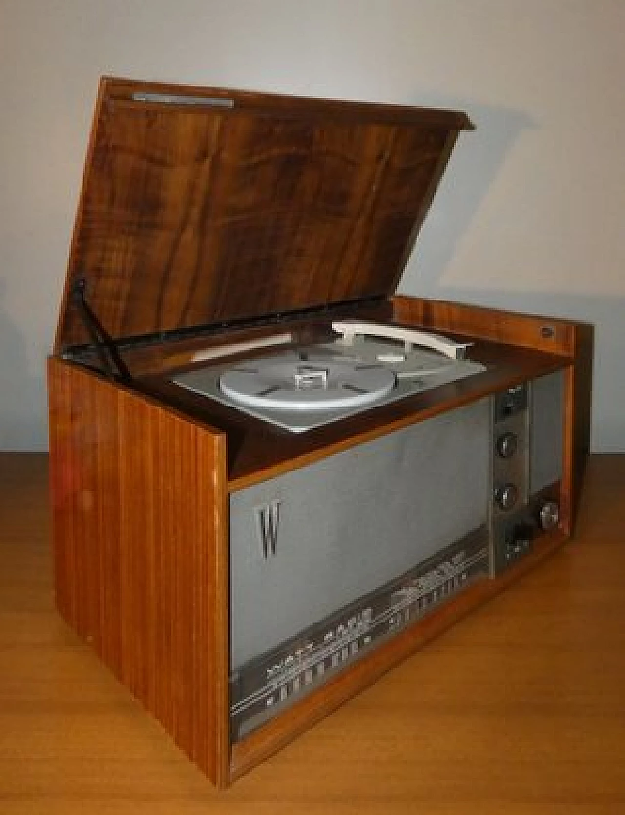 Wood and bakelite WR 718 turntable radio by Watt Radio, 1960s 3