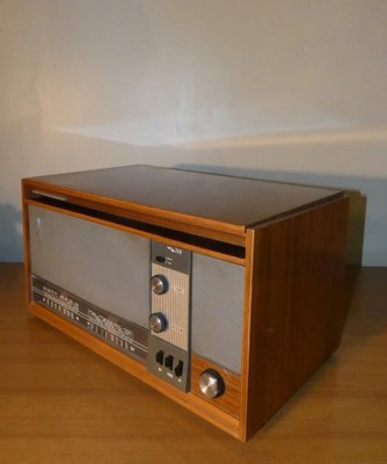 Wood and bakelite WR 718 turntable radio by Watt Radio, 1960s 5