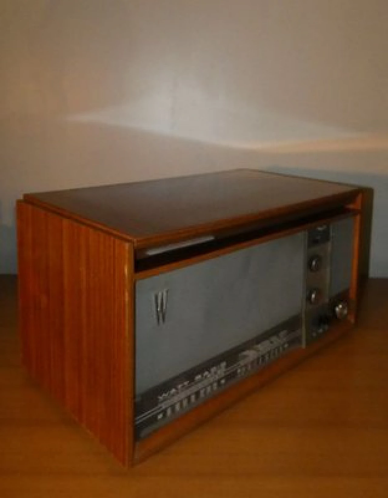Wood and bakelite WR 718 turntable radio by Watt Radio, 1960s 6