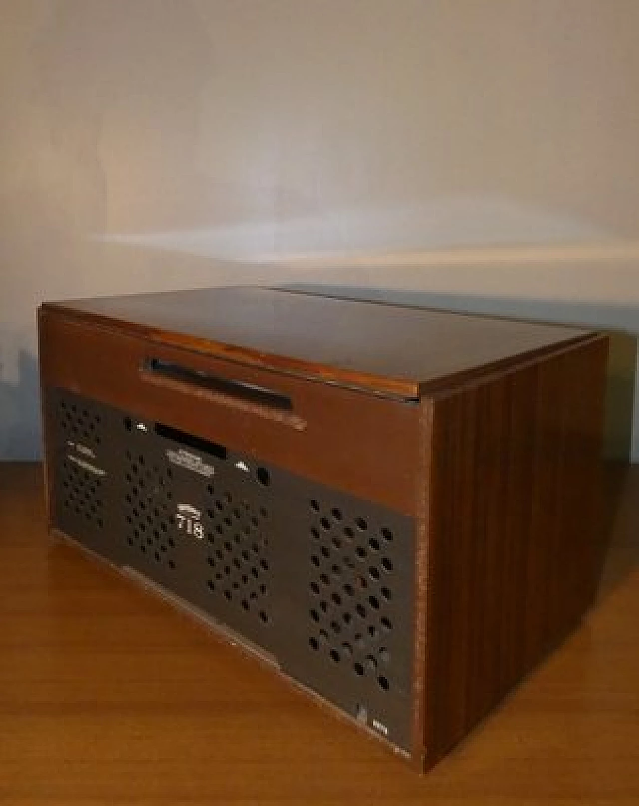 Wood and bakelite WR 718 turntable radio by Watt Radio, 1960s 11