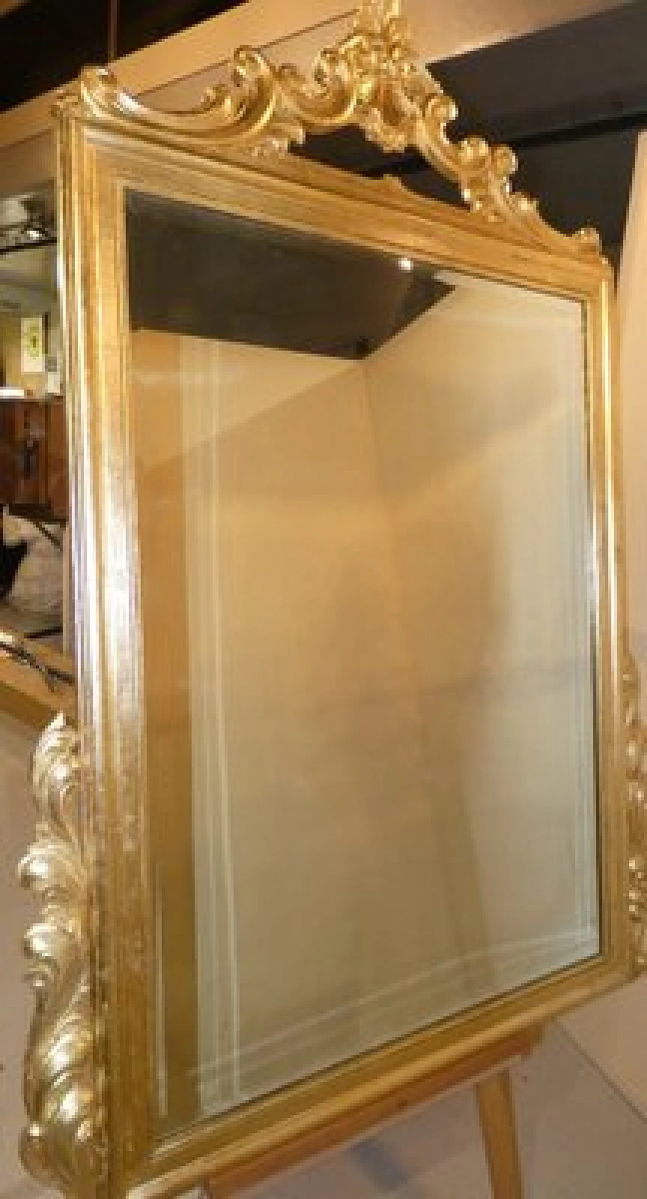 Specchio in legno dorato con riccioli e volute, inizio '900 4