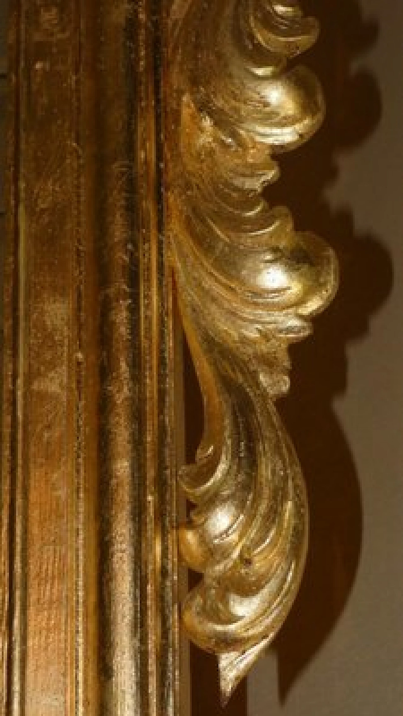 Specchio in legno dorato con riccioli e volute, inizio '900 5