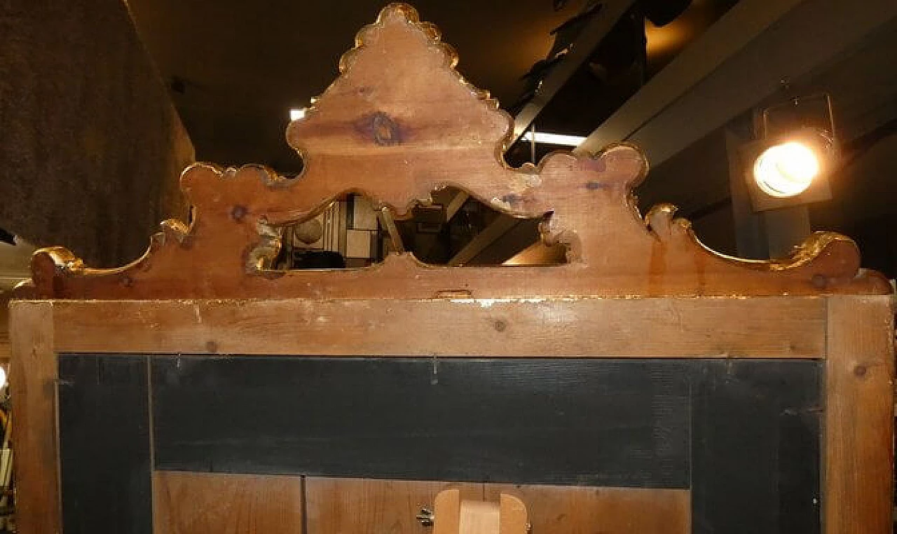 Specchio in legno dorato con riccioli e volute, inizio '900 8